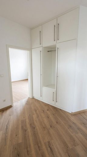 Completely renovated 4-room apartment, approx. 120 m², at Dellplatz Duisburg – – Diele mit Schrank