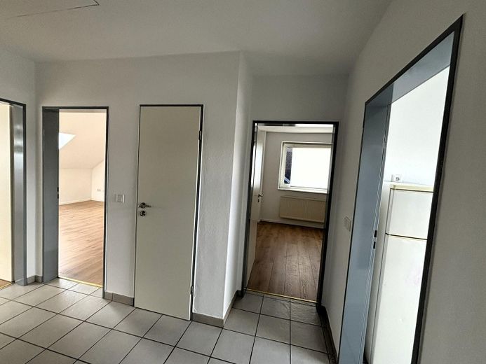 Appartamento mansardato di 3 locali appena ristrutturato con giardino condominiale e posto auto a Horstmar – Flur