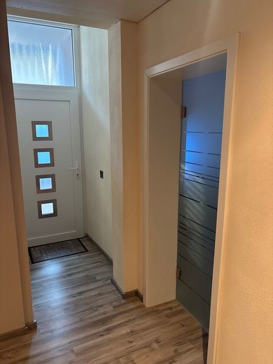 Einfamilienhaus mit Nebengebäude, Hof und Garage – Foto 10