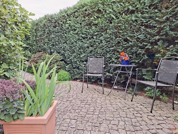 Merkezi ve sakin konumda geniş müstakil ev – kleine Terrasse an der Küche