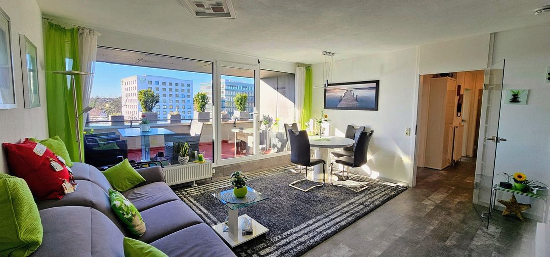 Zentrumsnahe, hochwertige, helle und ruhige 2 Zimmer Penthouse - Wohnung mit Aufzug – Wohnzimmerblick Balkon