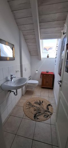 Exklusive, sonnige, aussergewöhnliche 5 Zimmer Dachgeschosswohnung am Waldrand – Toilette