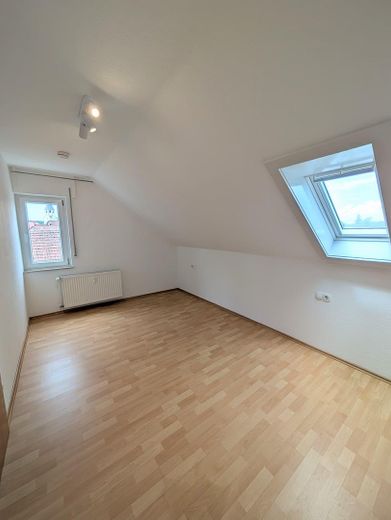 Schlafzimmer mit zwei Fenstern