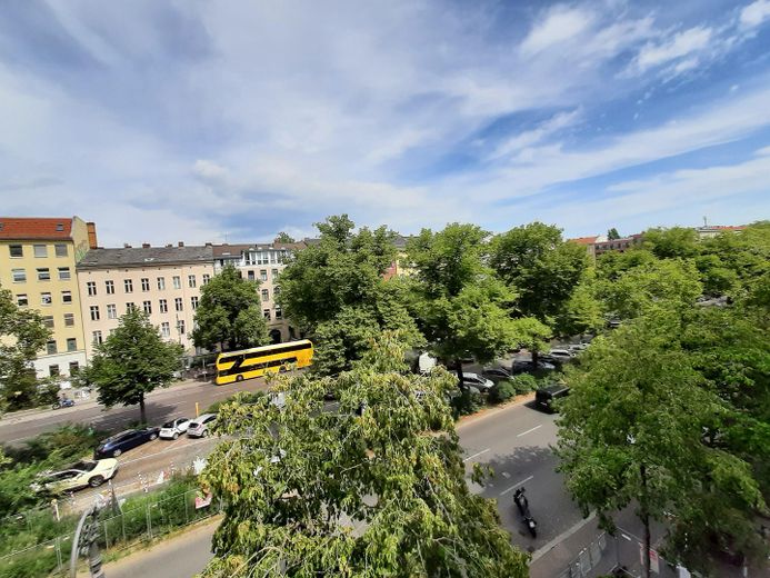 ERSTBEZUG: 2 Zimmer Wohnung im Bergmannkiez – mit zwei Balkonen – Ausblick vorderer Balkon