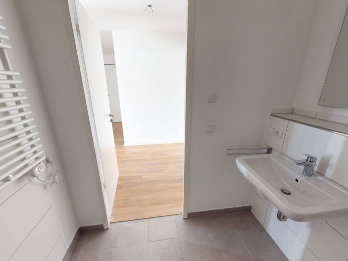 Modern wooncomfort: Lichtovergoten nieuwbouwappartement met 3 kamers, BALKON en INBOUWKKEUKEN – Ansicht II: Bad