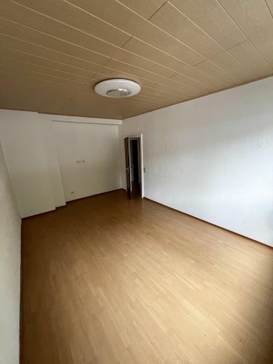 Freshly painted 3-room apartment with balcony at Burbacher Markt – commission-free – Wohnzimmer 