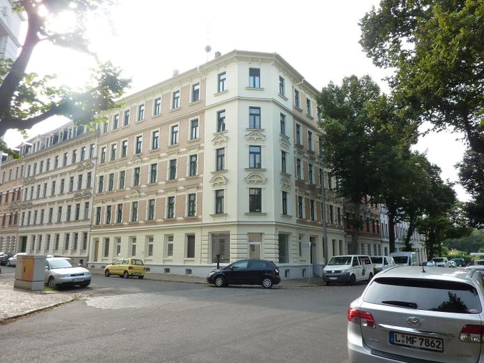 133 mq, spaziosa unità commerciale come superficie per negozio/ufficio o opzione abitativa in condominio plurifamiliare ristrutturato – Fassade 1