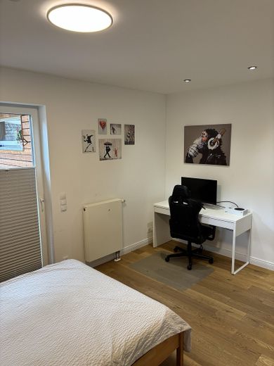 Charming end-terrace house with generous plot in Kaltenkirchen – Schlafzimmer Anbau