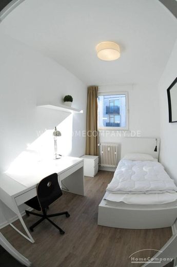 Helle 3-Zimmer-Wohnung mit Balkon in Berlin Wilmersdorf, möbliert – 4f0382f7e6fe4954e93573c9bdc6d5eca5e6c625.jpg
