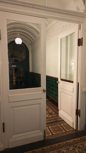 Komisyonsuz: Üç balkonlu, 4,5 odalı eski yapı hayali, ortak bahçe ve çok daha fazlası. – Altbau