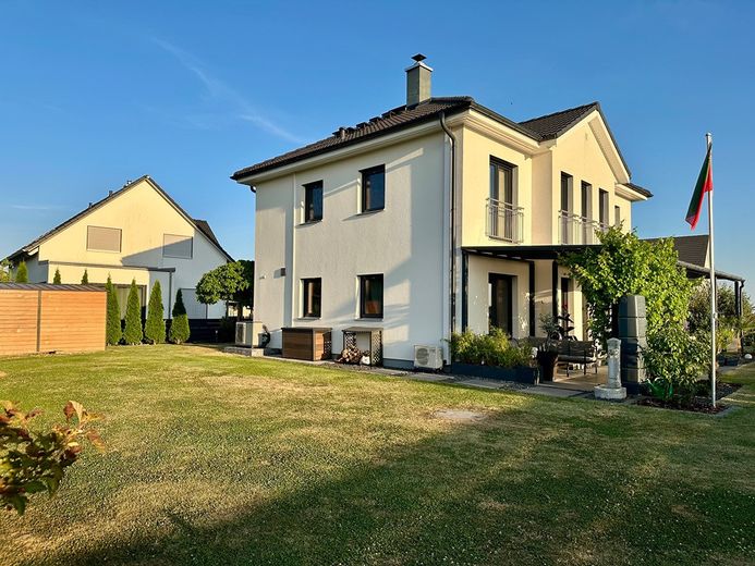 Ohne Makler - Modernes Traumhaus von 2017 mit PV-Anlage, Doppelgarage, Kamin, Klimaanlage & E-Auto-Ladestationen – Foto 8