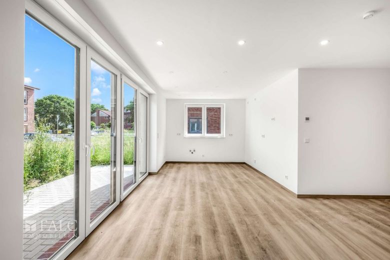 Neubau-Erstbezug Moderne 3-Zimmer-Erdgeschosswohnung mit Terrasse &amp; Stellplatz – Wohnzimmer
