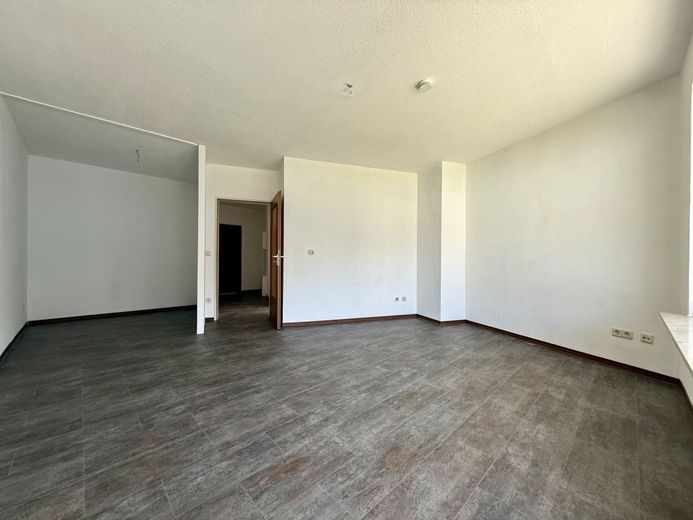Fröndenberg-Mitte: 1-Raum-Single-Appartement mit Balkon - Frisch renoviert und mit neuem Oberboden! – Wohnbereich mit Schlafnische