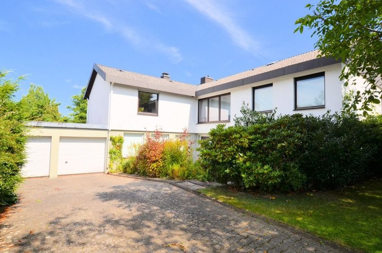 1-Familienwohnhaus mit Einliegerwohnung und Doppelgarage in ruhiger bevorzugter Wohnlage – 1-Familienwohnhaus mit Doppelgarage in Holzminden
