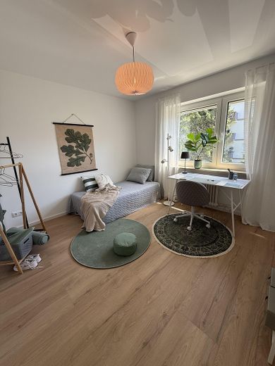 Provisionsfrei / Kernsanierte 3-Zimmer Wohnung in Wiesbaden-Schierstein mit Balkon & Stellplatz – Kinderzimmer / Büro