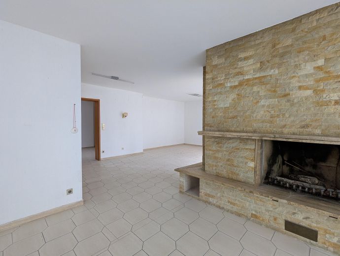 Bungalow adatto alle famiglie, vicino al centro e ben collegato – Durchgang zum Esszimmer
