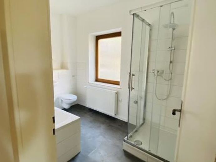 2-Zimmer mit neuem Laminat, neuem Bad mit Wanne und Dusche und in zentraler Lage! – Foto 1