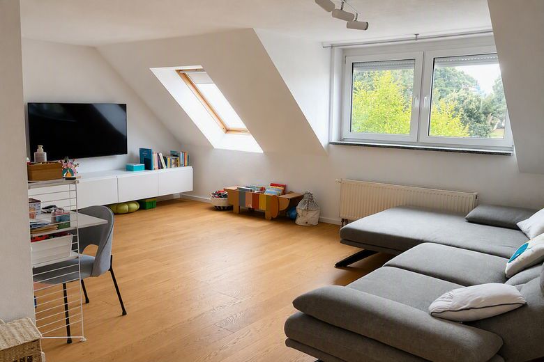 Come vivere in una casa: duplex ammodernato su due livelli con terrazza sul tetto e garage – Foto 1