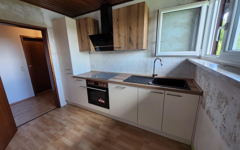 Sonnige 3-Zimmer-Wohnung mit EBK, Balkon, Keller, Garage und Stellplatz – 2 Jahre alte Einbauküche