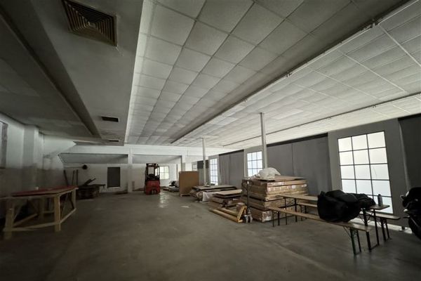 LIF ** відразу ** прибл. 550 м² ** опалюється ** нові секційні ворота