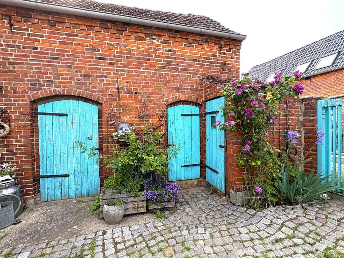 Ein Stück vom Paradies in Elb-Nähe - saniertes Bauernhaus mit Vintage-Charme – Vorgarten / Stallgebäude 