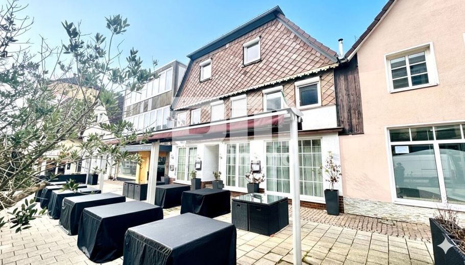 Wohn Gewerbe Ensemble mit 6 neuwertigen Apartments + Restaurant in Traumlage – Frontansicht Titel