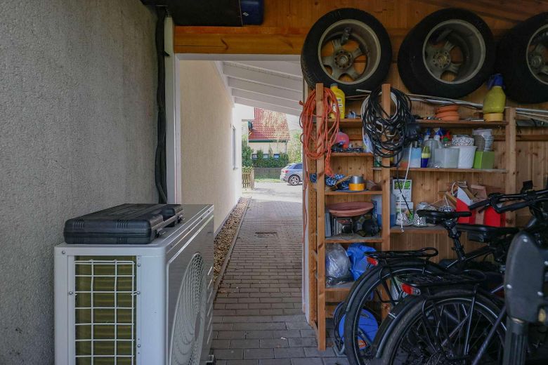 *senza provvigione* Casa familiare con impianto fotovoltaico, accumulo, camino e ampio giardino – Schuppen und Carport