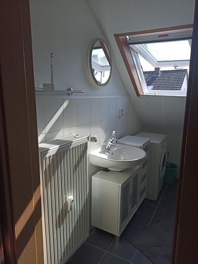 Ruhige 3-Zimmer DG-Wohnung – Bad