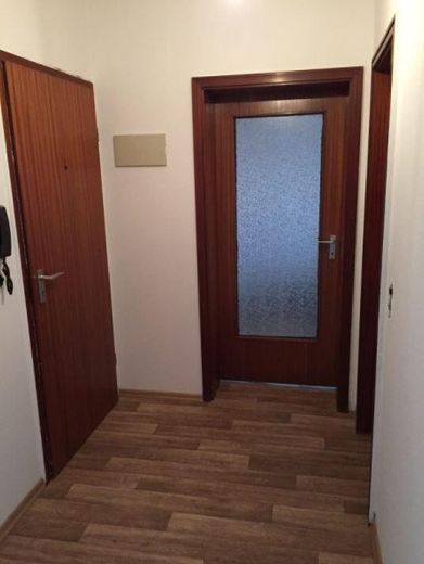 Vermietete 2-Zimmer-Wohnung mit Balkon und Fernblick – attraktive Kapitalanlage in Delmenhorst – Flurfoto leere Wohnung