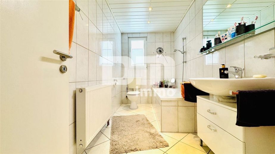 Umfangreich saniertes Ein- bis Zweifamilienhaus in idyllischer Ortsrandlage – EG Bad / Wanne