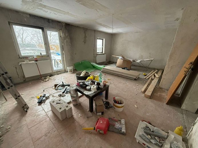 Natur pur in absoluter Alleinlage - 1.002 m² Grundstück mit Bestandsgebäude in Schifftdorf-Bramel – Sanierung begonnen- Wohnzimmer