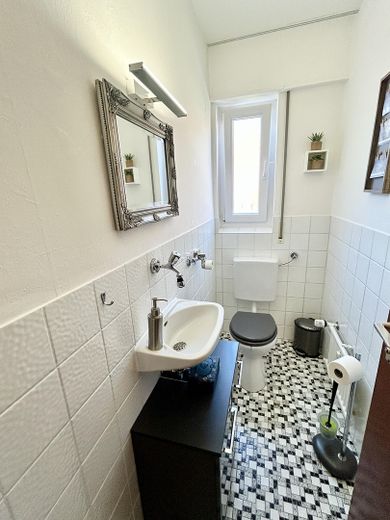Wymarzone 3,5-pokojowe mieszkanie z nowoczesną kuchnią w zabudowie, garażem indywidualnym i XXL balkonem – Sep. Toilette mit Fenster