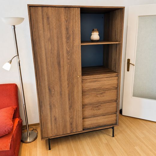 Möbliertes 1 Zimmer Wohnung mit Balkon, Stellplatz und Pauschalmiete – Kleiderschrank
