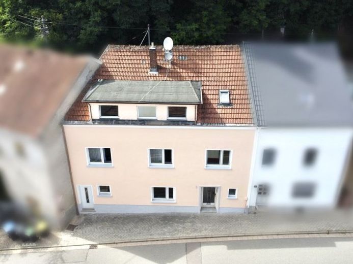 Zweifamilienhaus in zentraler Lage von Beckingen – Foto 1