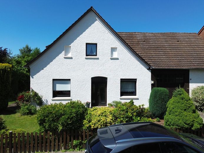 Ein Einfamilienhaus in Löhne-Mennighüffen, das noch nicht fertig erzählt ist! – Straßenansicht