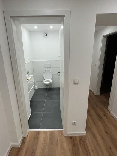 Modern bodrum kat dairesi ve bahçesi – Gäste-WC
