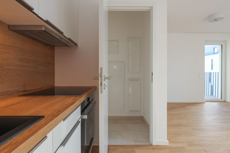2 Zimmer Luxus Neubau - Einbauküche + Parkett - vom Eigentümer – Abstellraum Eingang