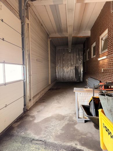 Lagerhalle / Werkstatt mit elektrischem Rolltor, separater Eingangstür & Stromanschluss zu vermieten – Foto 3