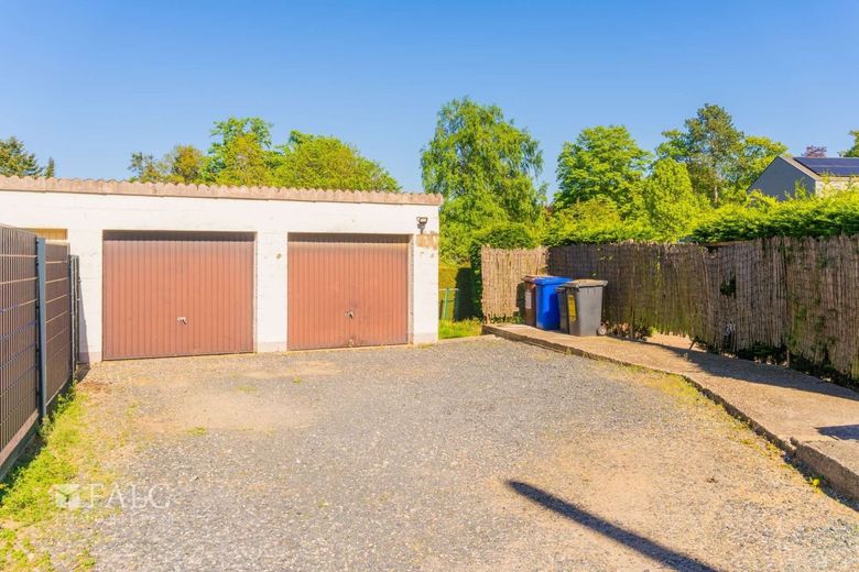 Charmantes Einfamilienhaus mit viel Potenzial in zentraler Wohnlage! – Garage