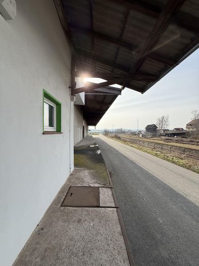 Vielseitiger Gewerbestandort mit Büro-, Lager- und Hallenflächen in Volkmarsen – Rampe hinter dem Bürobereich