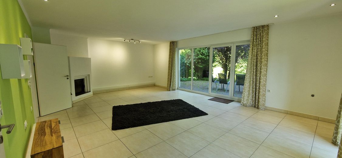 EFH / großer Hausteil mit EBK, Kamin, 2 Terrassen und traumhaftem Garten in direkter Seenähe 🌊 – Wohnzimmer