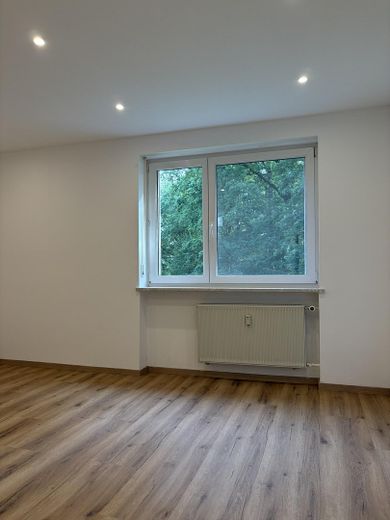 Frisch modernisierte 3-Zimmer-Wohnung mit Loggia – sofort bezugsfrei und Provisionsfrei – Elternschlafzimmer