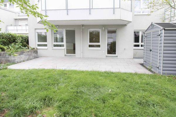 Lichtovergoten woongenot: instapklare maisonette op de begane grond met 4 kamers, tuin & terras in Warmbronn