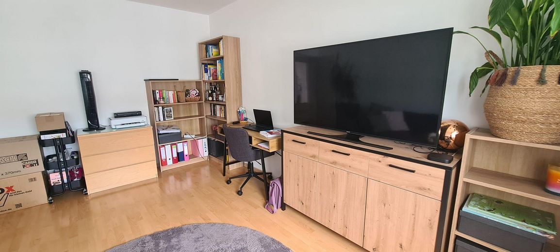 Світла 2-кімнатна квартира з кухнею в Salzgitter-Lebenstedt — вільна з 15.08. – Wohnzimmer Bild 2
