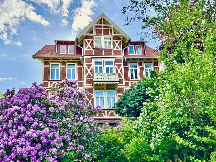 Sanierte bezugsfertige Villa mit Weitblick für Eigennutzung und/oder Kapitalanlage – Villa des Artistes