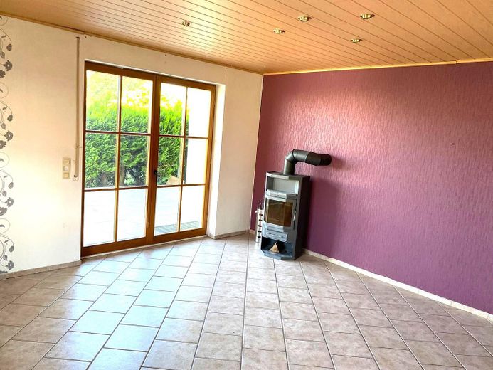 Freistehendes Einfamilienhaus mit Einliegerwohnung und Garage in ruhiger Lage (Sackgasse) von Brakel – Wohnzimmer Einliegerwohnung EG