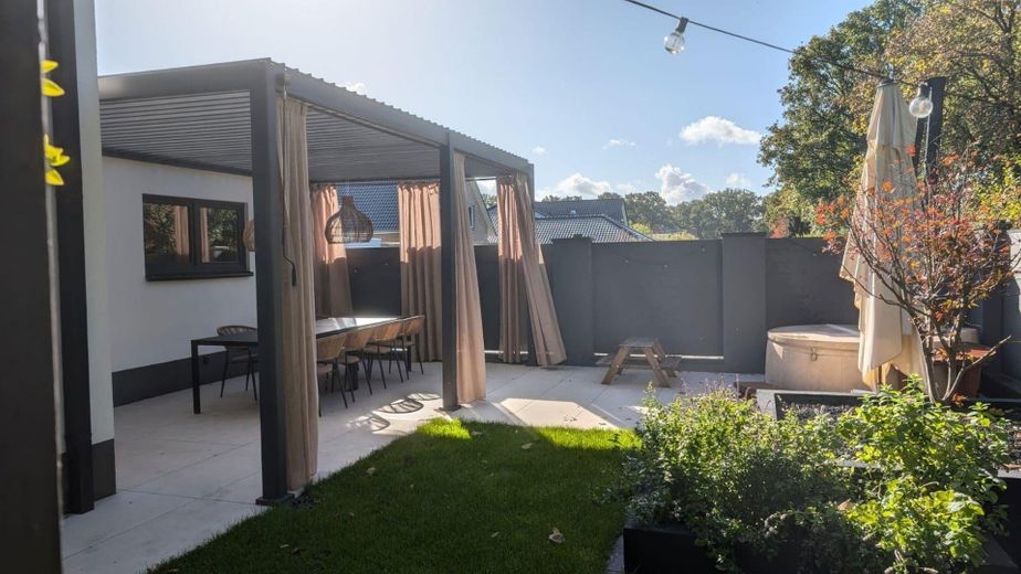 Terrase mit Lamellenpergola