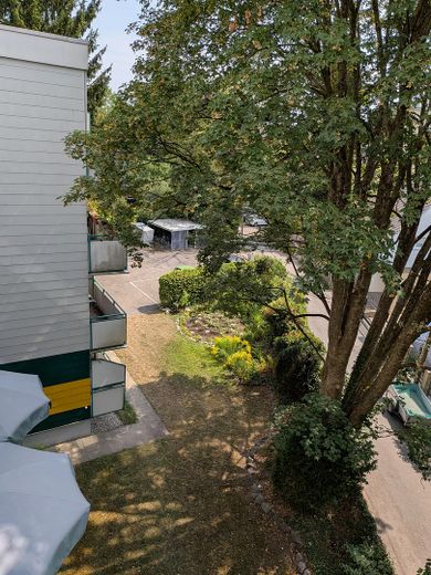 3-pokojowe mieszkanie w Alt-Moosach, 3 minuty do U3, wśród zieleni i z dużą ilością słońca. Bez prowizji! – Ausblick Großer Balkon