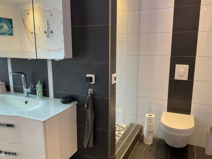 Ihr Haus, Ihre Terrasse, Ihr Pool – Badezimmer