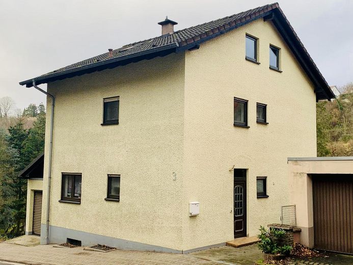 Groot een- tot tweegeneratiehuis met balkon, terras en garage – Foto 1